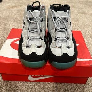 Nike Aire Max Uptempo "Spurs South Beach" Mens size9
Nike basketball shoes